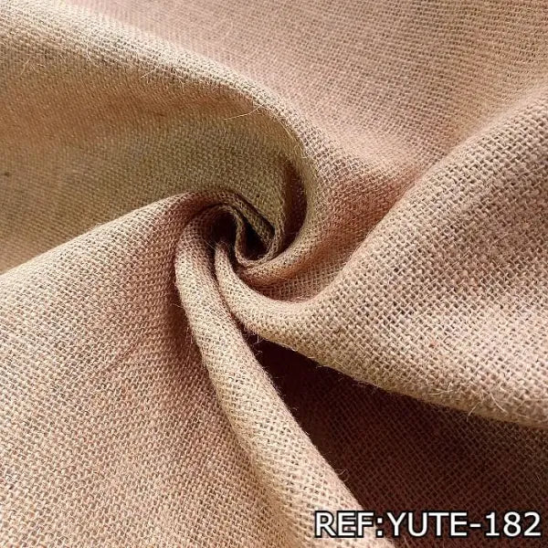 La tela yute, conocida también como tela costal o fique, es un material  versátil de aspecto rustico, grueso al tacto, biodegradable y d…